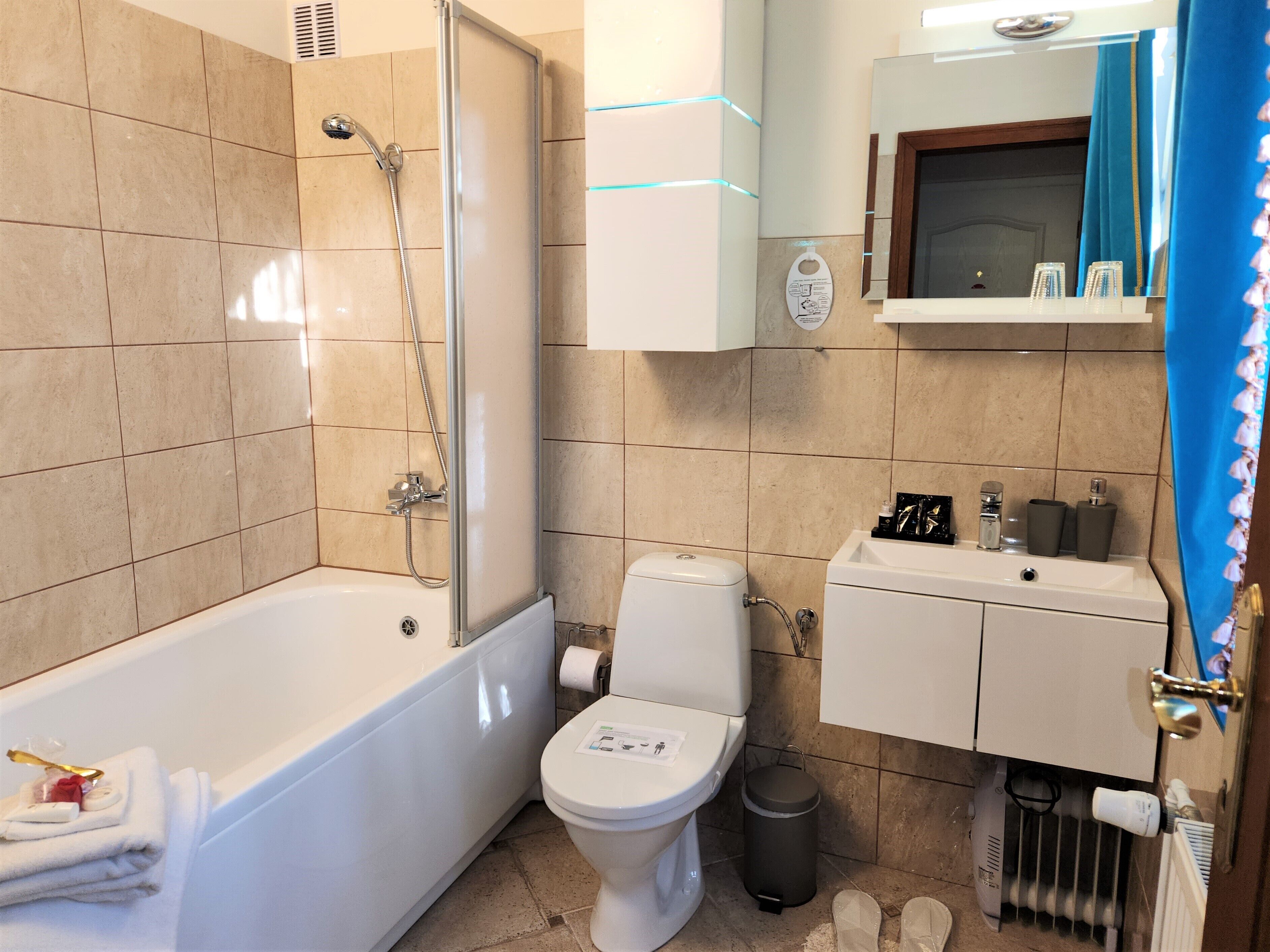 Een badkamer met een bad, toilet en wastafel.