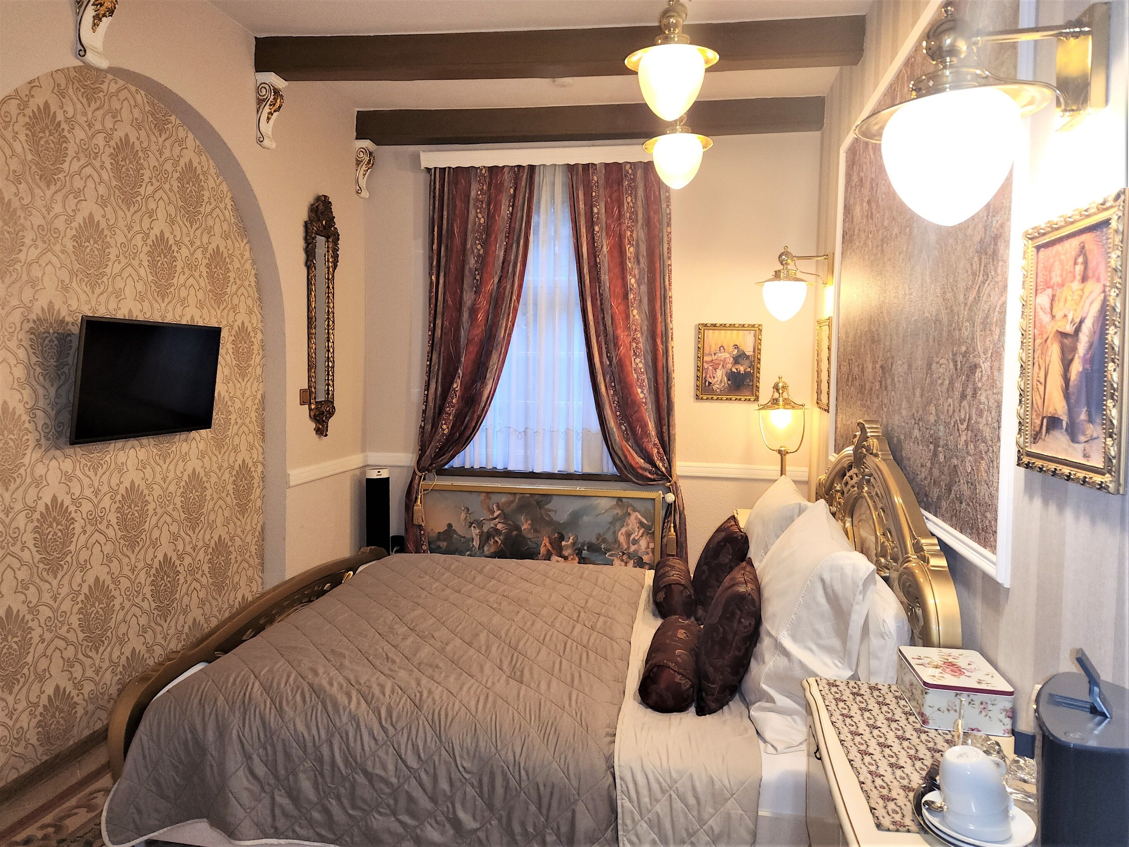 Classic Double Room | Individually decorated, iron/ironing board, free WiFi, bed sheets