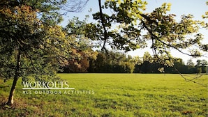 A grassy field with trees and a clear sky. - REZIDENCE ZÁMEČEK - BOUTIQUE HOTEL (Františkovy Lázně)