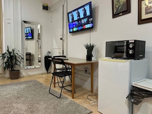 Room, 1 Bedroom | Interior - Room-lancaster Gate Studio Bayswater Roa (London)