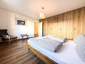 Työpöytä, vauvan matkasänky, ilmainen Wi-Fi, vuodevaatteet