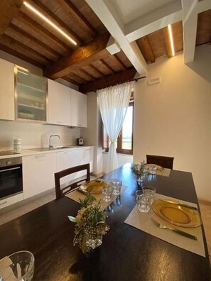 Apartment, Kitchen, Garden View | Private kitchen | Fridge, oven, stovetop, cookware/dishes/utensils - pieve san biagio (Macerata)