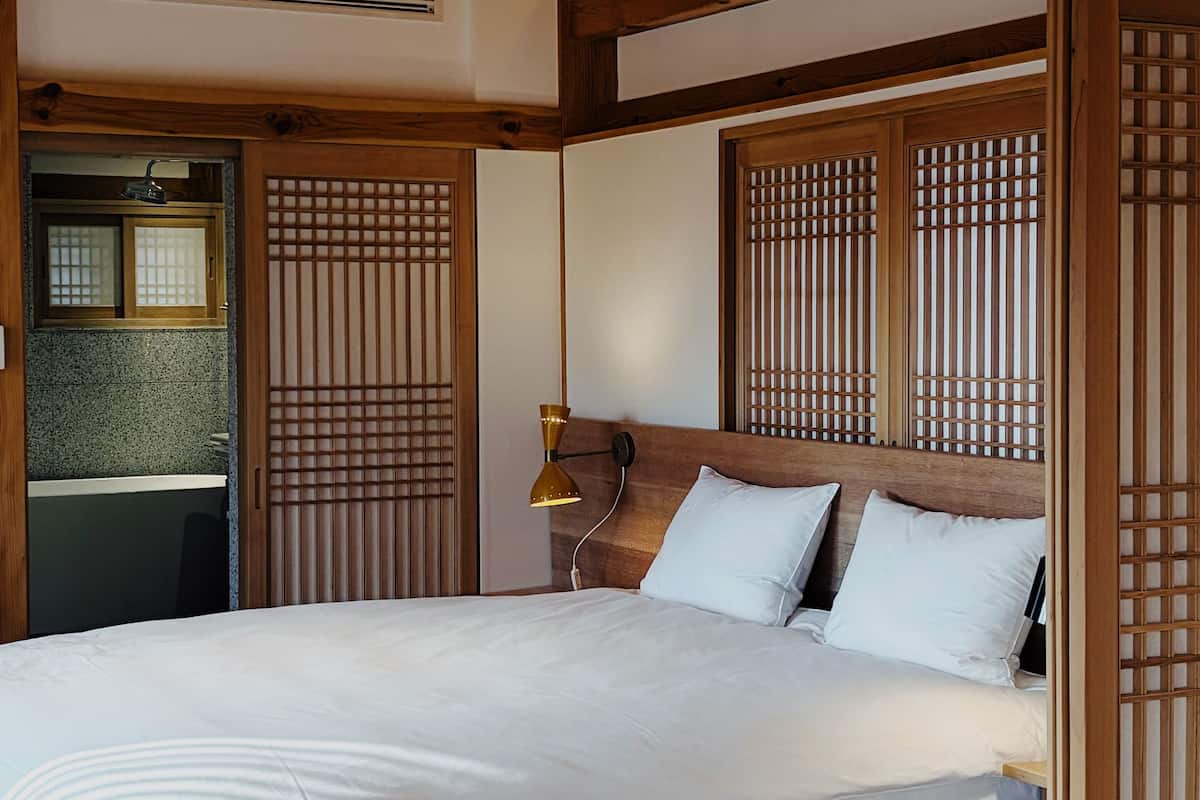 Dubbelrum - 1 queensize-säng - privat badrum - utsikt mot innergården | Gratis wi-fi