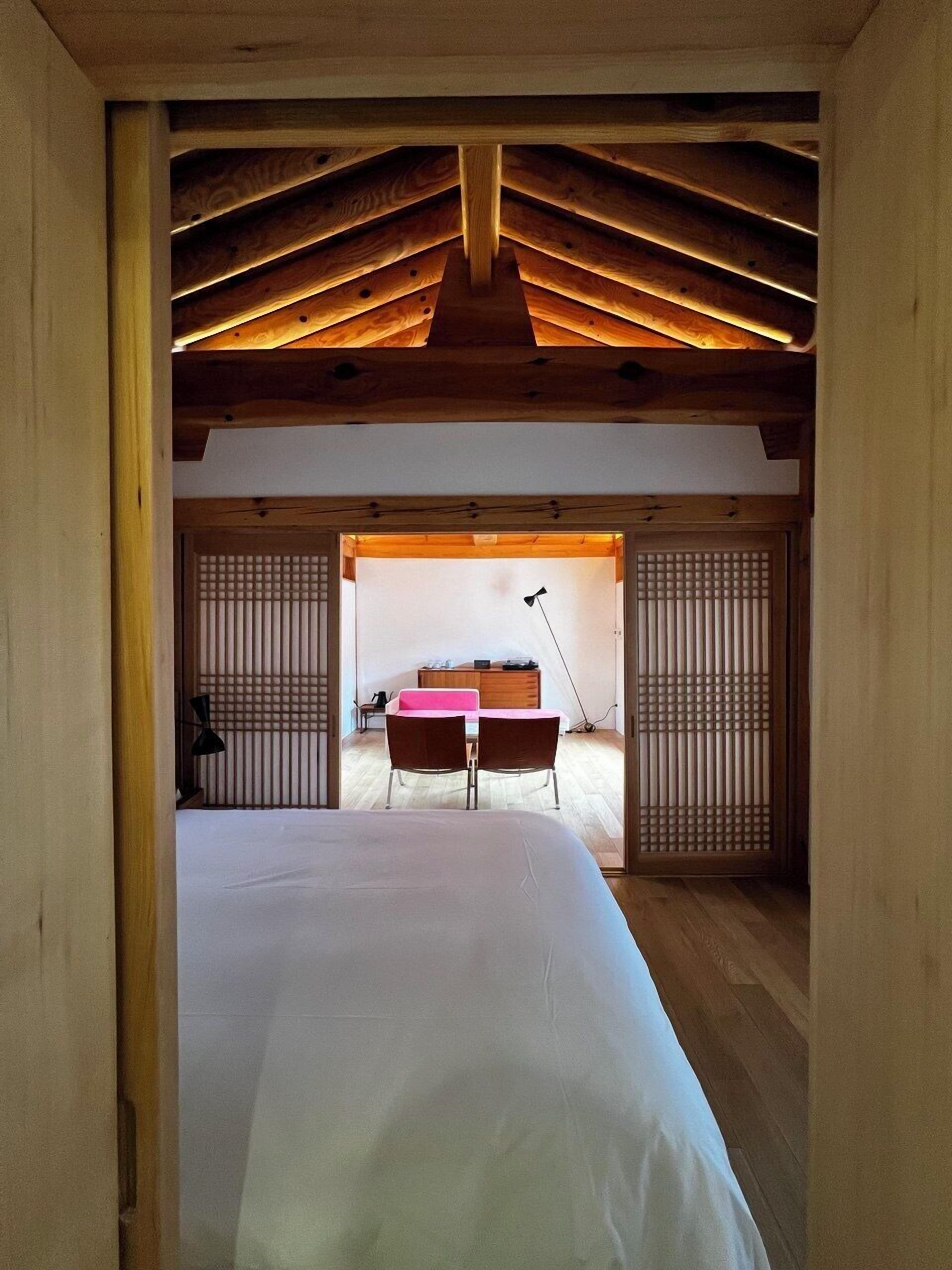 Classic Double Room, 1 Queen Bed, Private Bathroom, Courtyard View