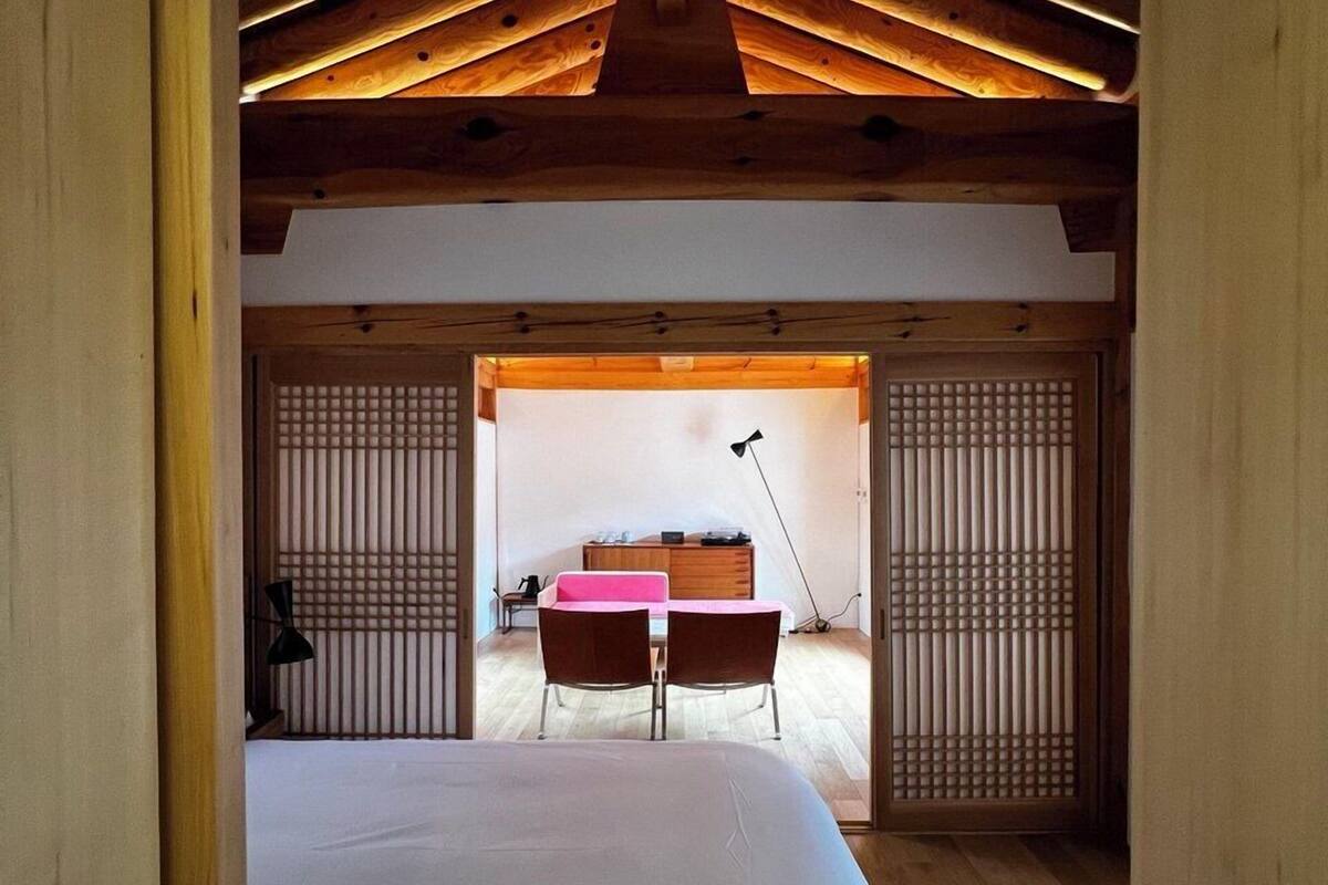 Une chambre avec un lit, un bureau et une chaise.