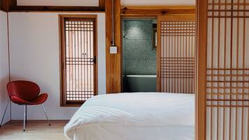 Double Room, 1 King Bed, Private Bathroom, Courtyard View | Free WiFi