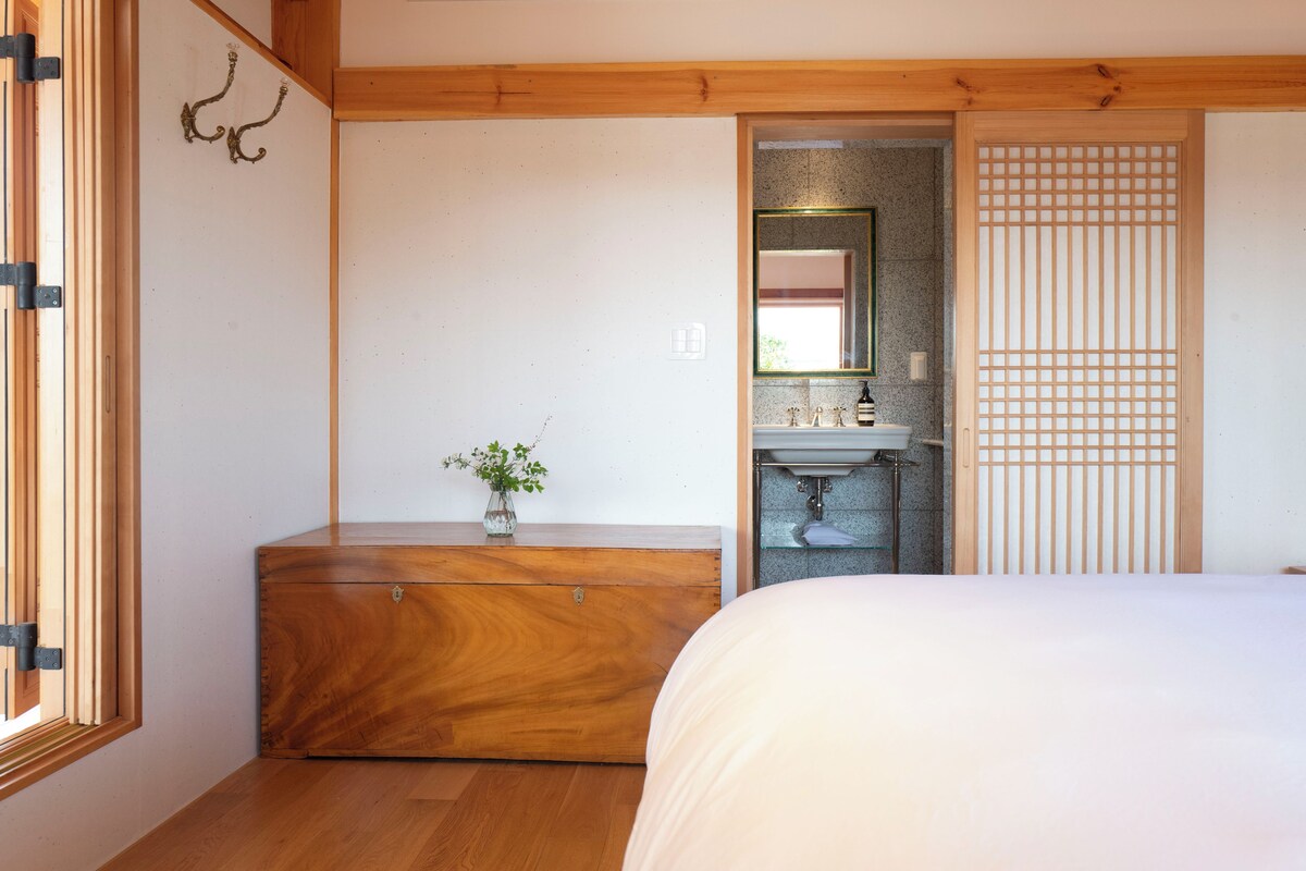 Chambre, vue cour intérieure