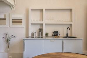 Mikrowelle, Herdplatte, Wasserkocher, Toaster