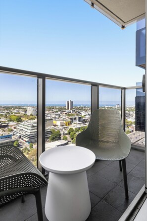 Outdoor dining - Marco Prestige | City Views | Pool, Gym & Sauna (Southbank)