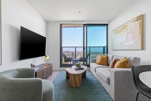 TV, books - Marco Prestige | City Views | Pool, Gym & Sauna (Southbank)