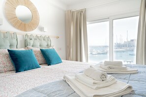 Bộ đồ giường cao cấp, chăn bông, nệm cao su hoạt tính (memory foam) 