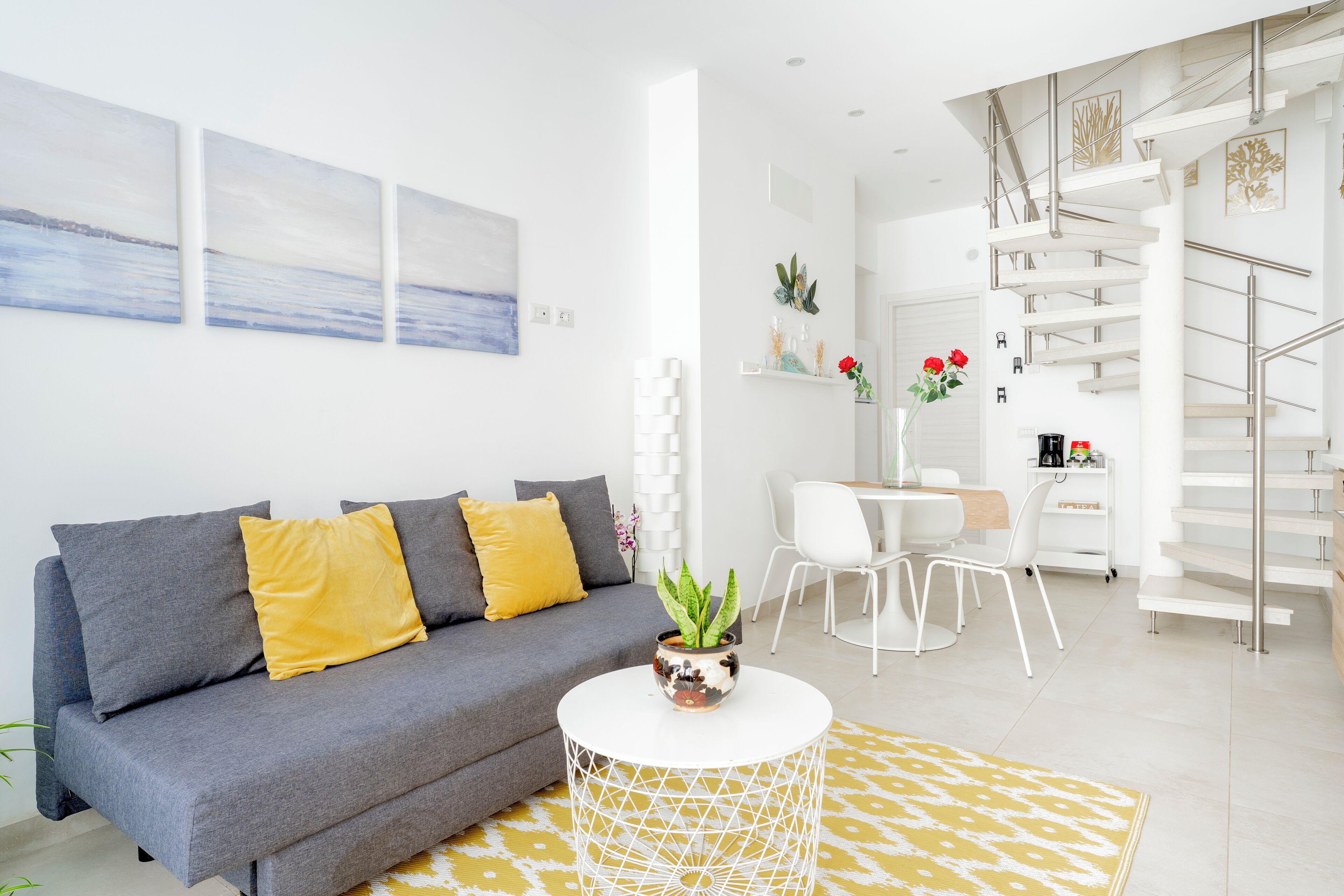 Appartement Duplex, 1 chambre, vue partielle sur la mer | Coin séjour | Télévision LED de 43 pouces avec chaînes numériques, Netflix