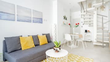 Appartement Duplex, 1 chambre, vue partielle sur la mer | Coin séjour | Télévision LED de 43 pouces avec chaßnes numériques, Netflix