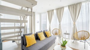 Toetasjesleilighet, 2 soverom, terrasse, sjøutsikt | Oppholdsområde | En 43-tommers LED-TV med digitale kanaler samt Netflix