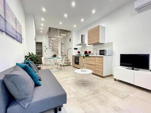 Nhà Duplex, 1 phòng ngủ, quang cảnh một góc biển | Khu phòng khách | TV LED 43-inch có truyền hình kỹ thuật số, Netflix, dịch vụ stream 