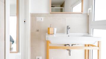 Dupleks - 2 soveværelser - terrasse - havudsigt | Badeværelse | Bruser, gratis toiletartikler, hårtørrer, bidet