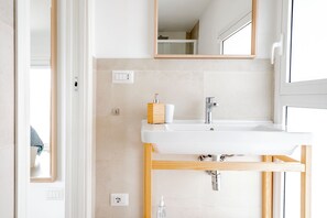 Nhà Duplex, 2 phòng ngủ, sân hiên, quang cảnh biển | Phòng tắm | Buồng tắm vòi sen, đồ dùng nhà tắm miễn phí, máy sấy tóc 