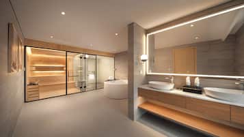 Suite presidencial, vistas a la playa | Baño | Zapatillas