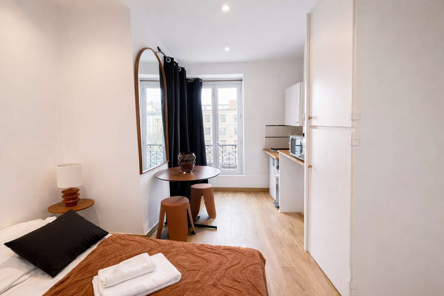 Iron/ironing board, bed sheets