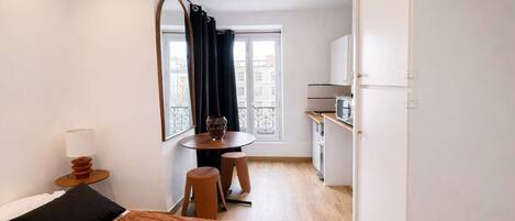 Iron/ironing board, bed sheets