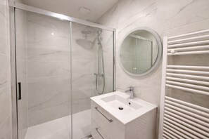 Dusche, Haartrockner, Handtücher, Shampoo