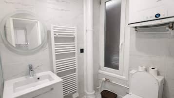 Douche, sĂšche-cheveux, serviettes fournies