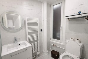 Douche, sèche-cheveux, serviettes fournies