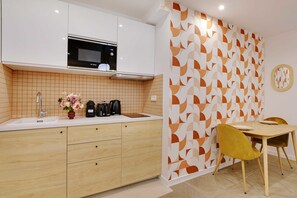 Fridge, microwave, stovetop, coffee/tea maker - Appartement Cosy Faubourg Saint-Denis 4P (Paris)