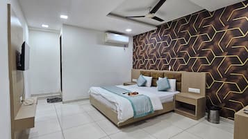 Quarto casal luxo, vista para a cidade | Espaço de trabalho para notebook, ferros/tábuas de passar roupa