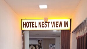 L'ingresso di un hotel con un cartello che riporta la scritta 'HOTEL NEST VIEW IN'.