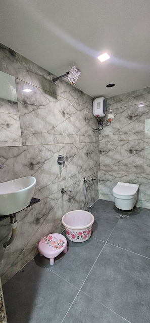 Kamar Double Deluks, pemandangan kota | Kamar mandi | Shower, perlengkapan mandi gratis, sandal, dan handuk
