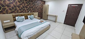 Kamar Double Deluks, pemandangan kota | Ruang kerja ramah laptop, setrika/meja setrika, dan Wi-Fi gratis