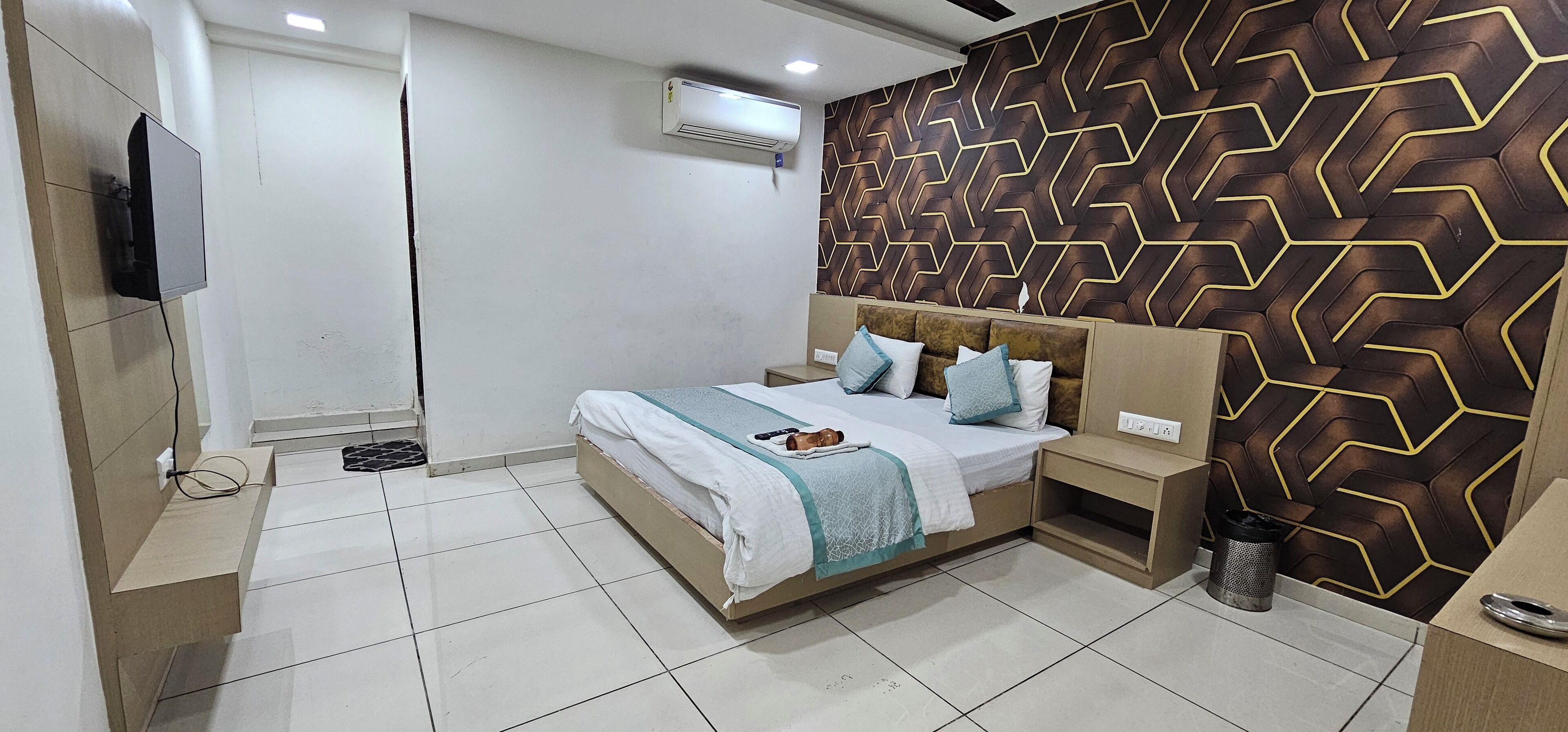 Deluxe Double Room, City View | Laptop workspace, iron/ironing board, free WiFi