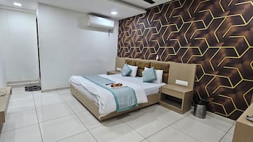 Quarto casal luxo, vista para a cidade | Espaço de trabalho para notebook, ferros/tábuas de passar roupa