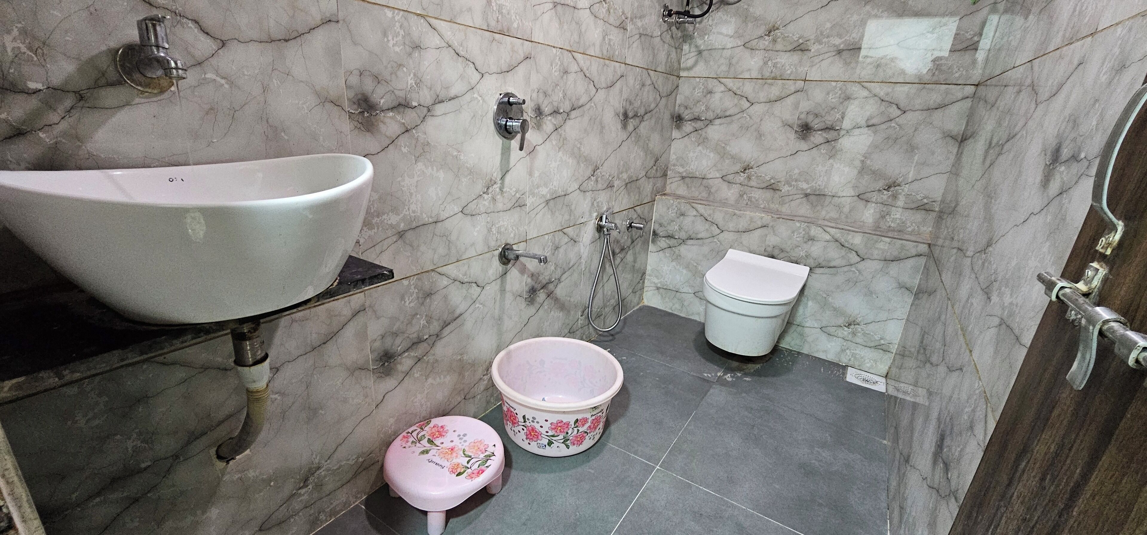 Habitación Deluxe doble, vistas a la ciudad | Baño | Ducha, artículos de higiene personal gratuitos, zapatillas y toallas