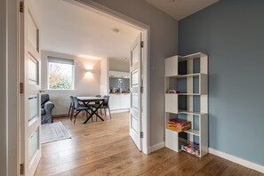 Interior - Admiralty Lane (No 4) (Elie)