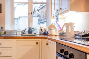 Kühlschrank, Mikrowelle, Ofen, Wasserkocher mit Kaffee-/Teezubehör