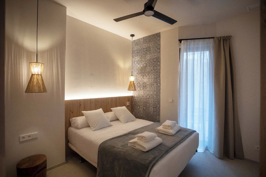 Paritalo | Ylelliset vuodevaatteet, untuvapeitot, tallelokero huoneessa