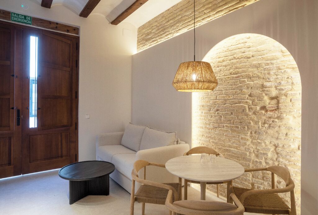 Superior-Apartment | Wohnbereich | 40-Zoll-Smart-TV mit Digitalempfang