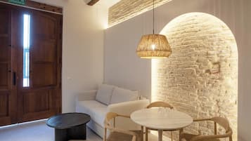 Superior-Apartment | Wohnbereich | 40-Zoll-Smart-TV mit Digitalempfang