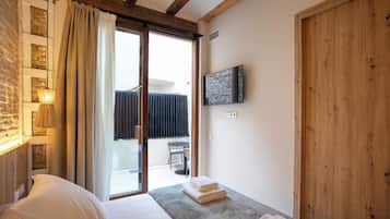 Superior Apartment | Premium bedding, down comforters, in-room safe, blackout drapes