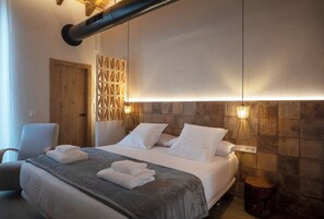 Premium bedding, down comforters, in-room safe, blackout drapes - Mon Suites San Pedro (Valencia)