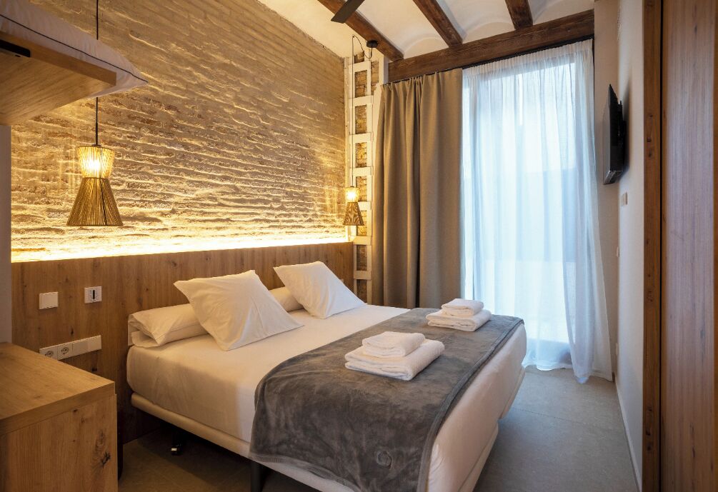 Superior-huoneisto | Ylelliset vuodevaatteet, untuvapeitot, tallelokero huoneessa