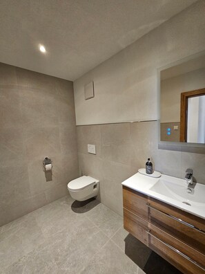 Chuveiro, toalhas de banho