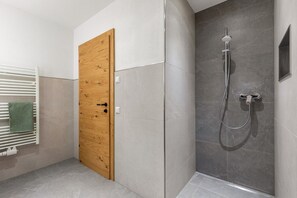 Een douche, handdoeken