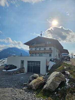 Exterior - Your Grubgut Getaway – Vacation with Mountain Views (Taxenbach)