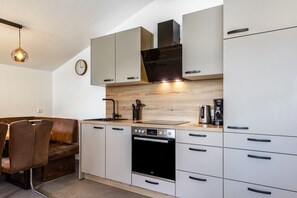 Een koelkast, een oven, een kookplaat, een vaatwasser