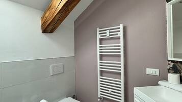 Doccia, asciugacapelli, bidet, asciugamani