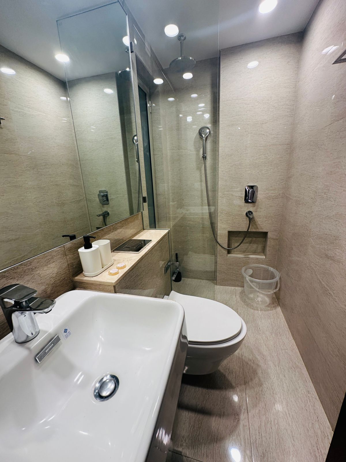 Dusche, Handtücher, Seife, Toilettenpapier