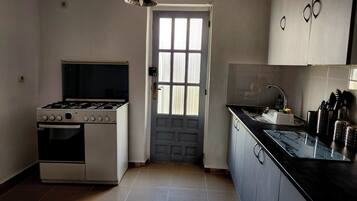 Lemari es, microwave, oven, dan kompor